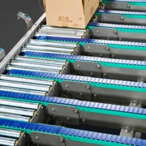 Rollenbahn mit integriertem Umsetzer für Kartons