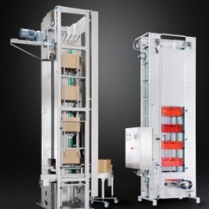 Vertikalförderer für Kunststoffbehälter oder Kartons. Version mit Hubrechen und seitlichen Tragwinkeln.