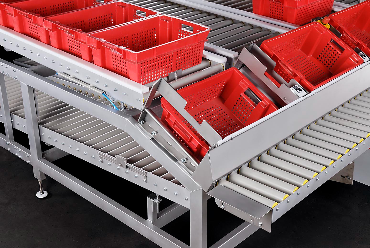 Packing station for crates