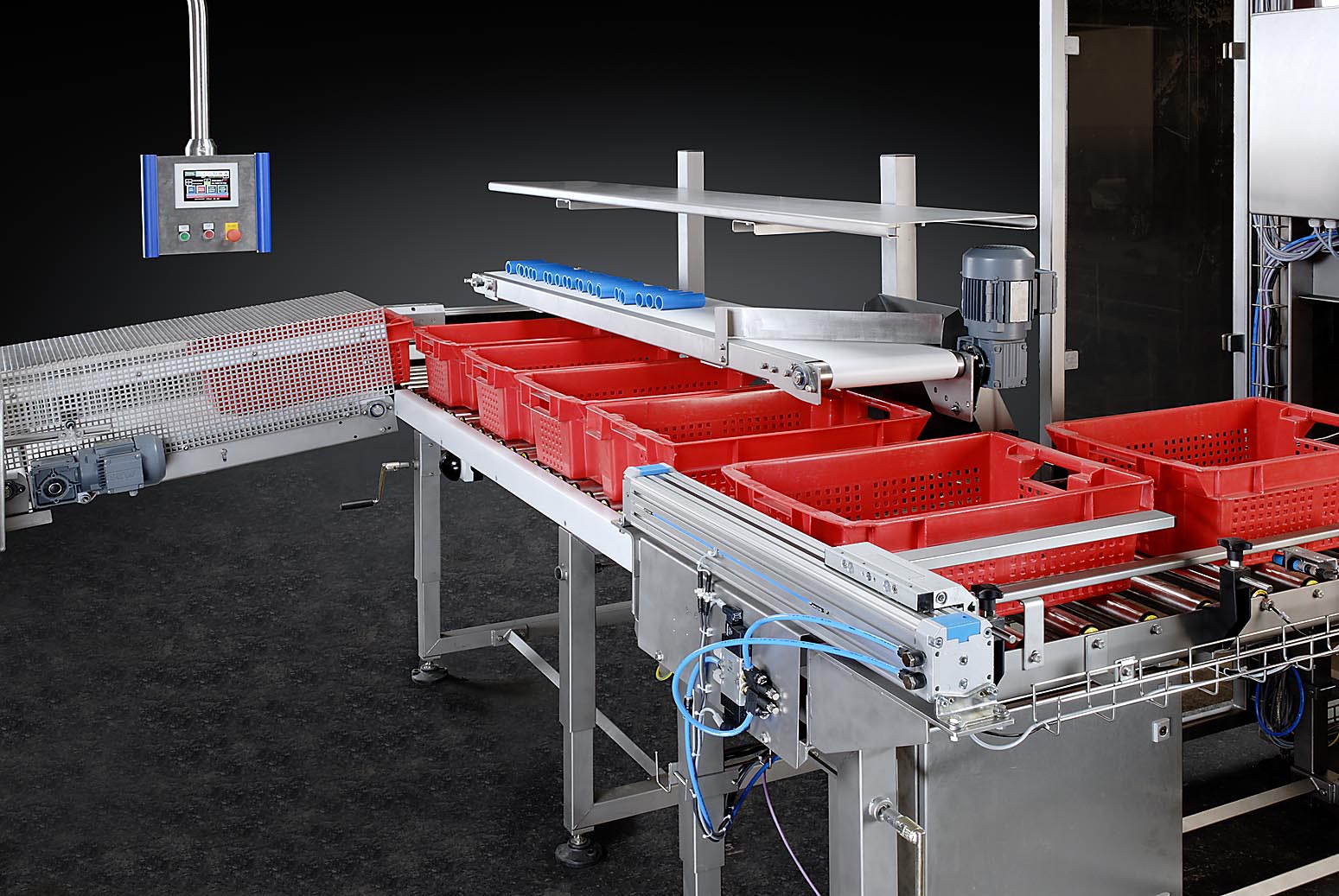 Packing station for crates