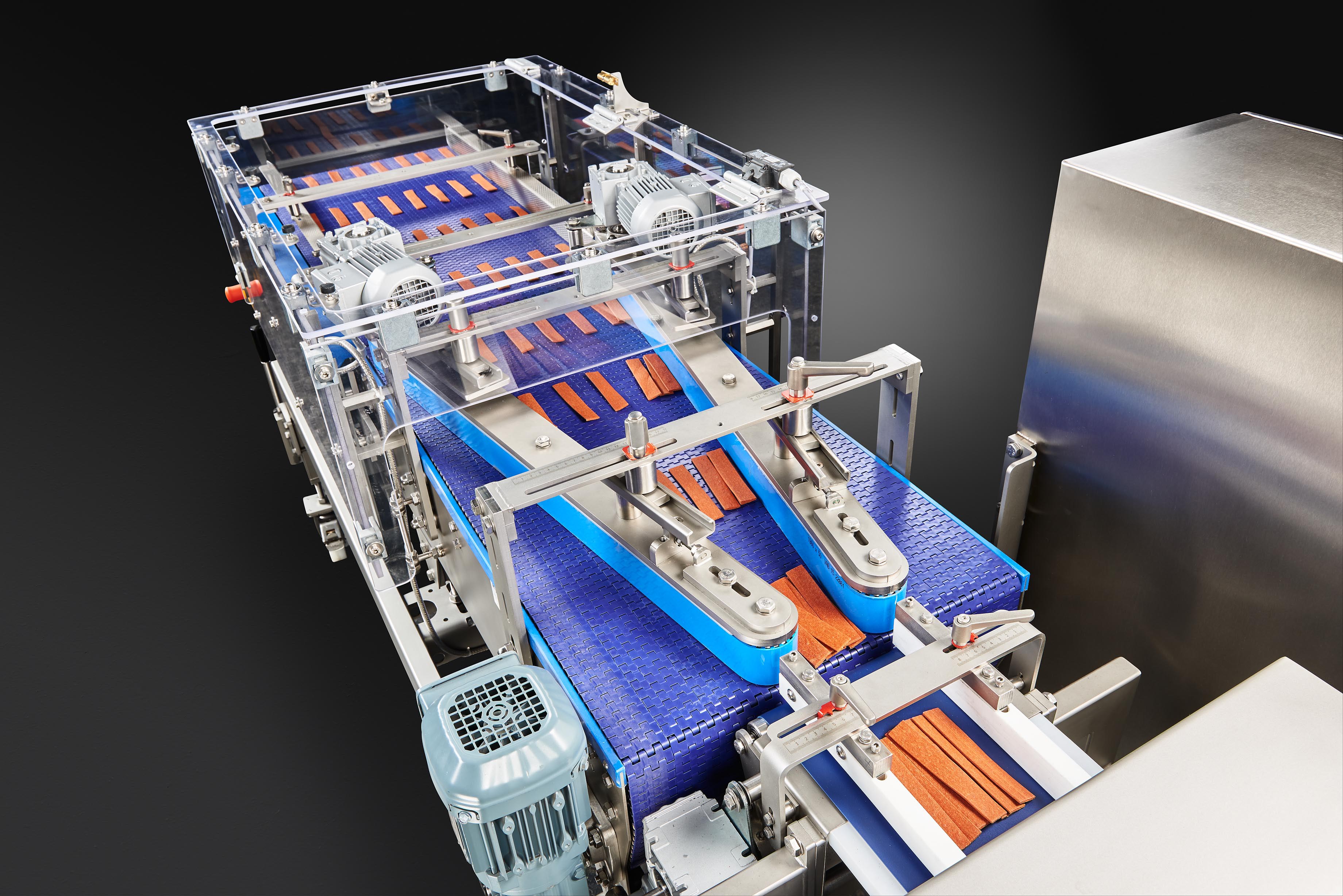 Chewing strip merging with telescopic discharge and Linmot step feeder