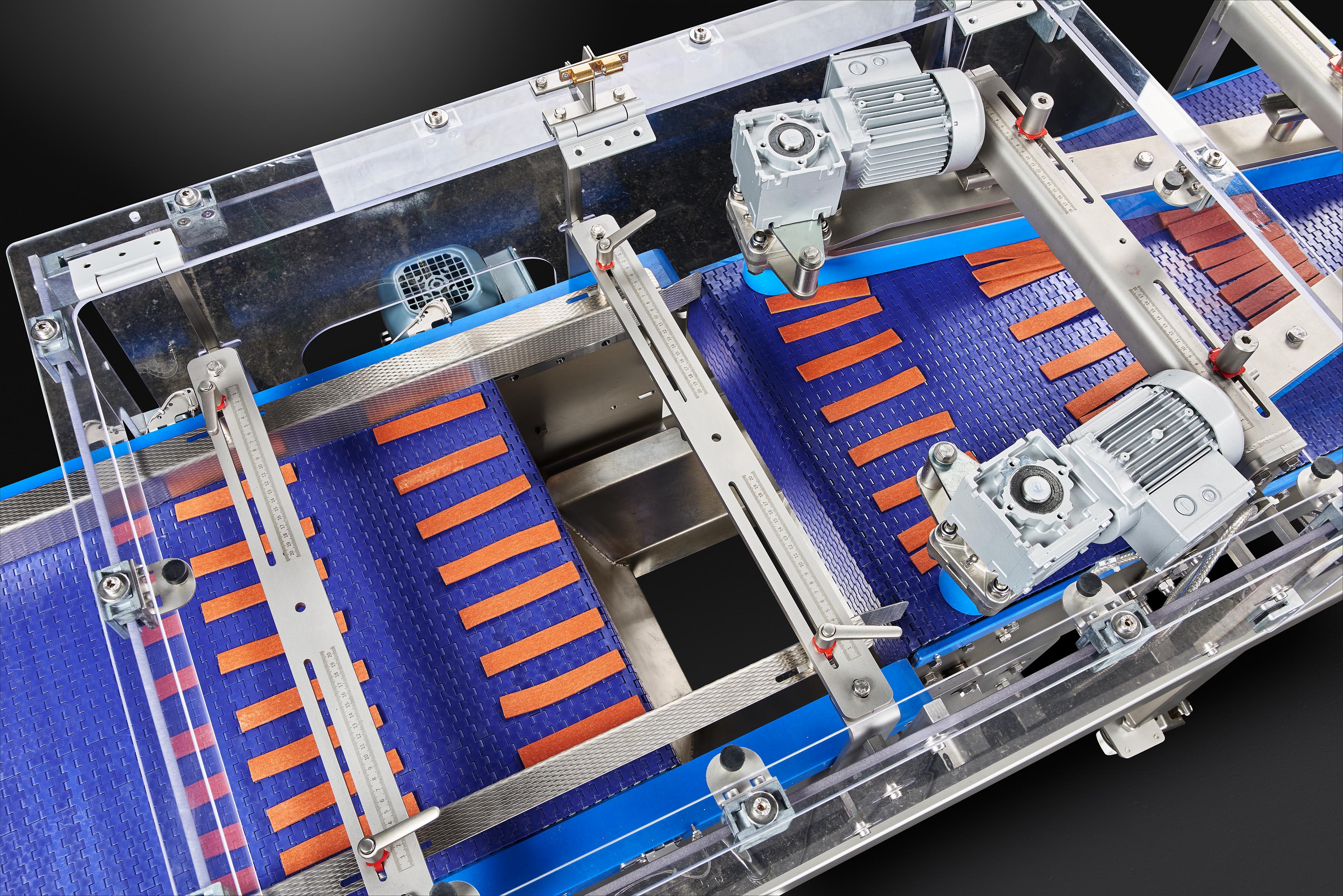 Chewing strip merging with telescopic discharge and Linmot step feeder