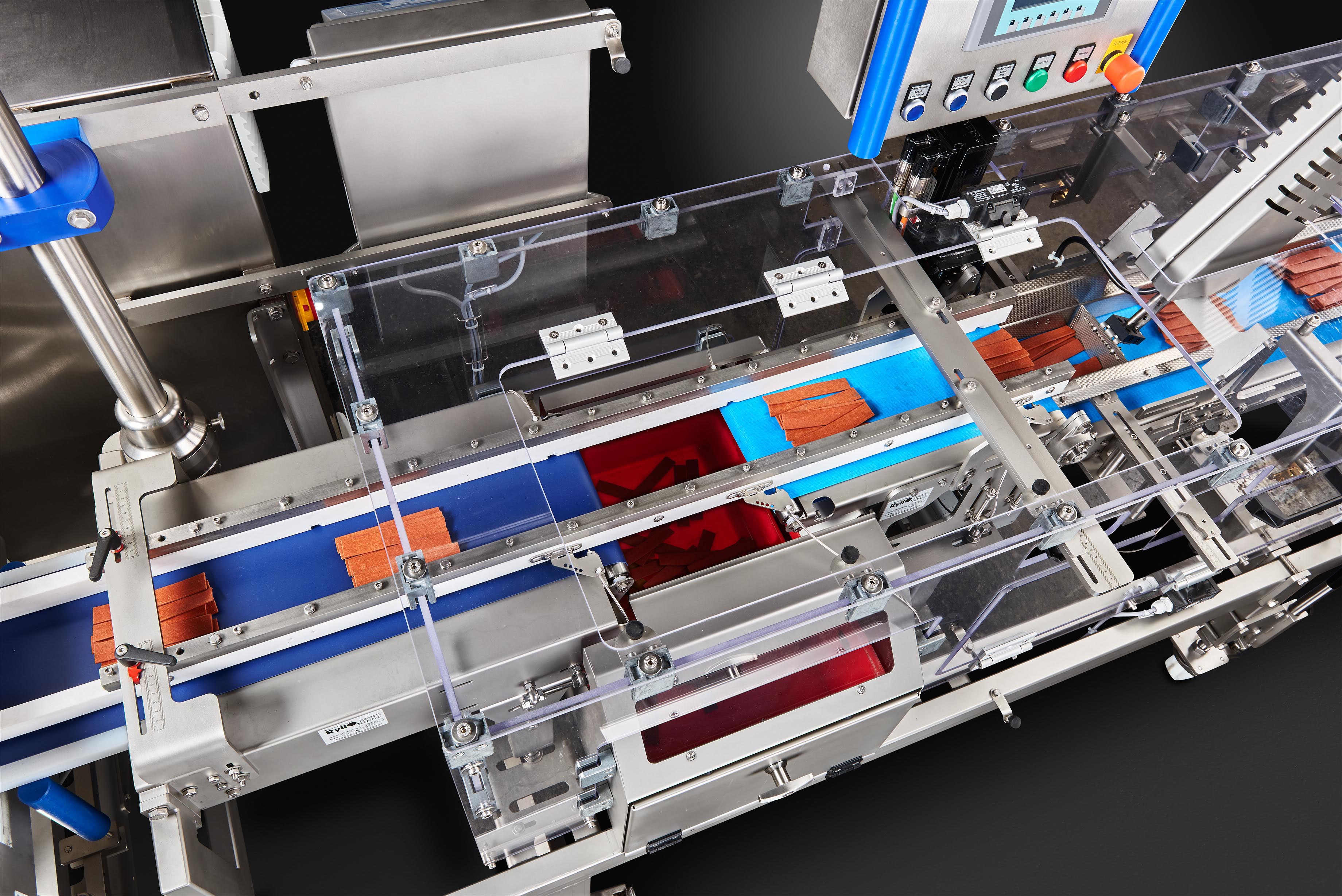 Chewing strip merging with telescopic discharge and Linmot step feeder