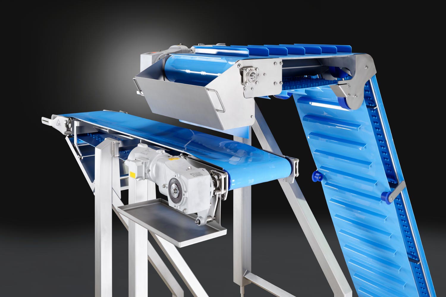 Vertical conveyor with cranked flights