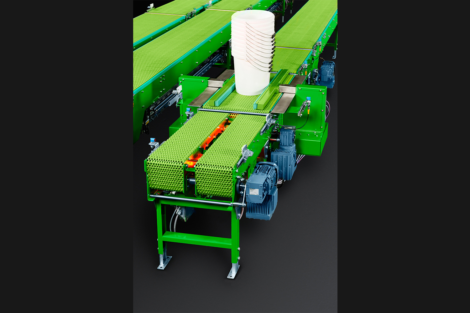 Bucket centering and turning station